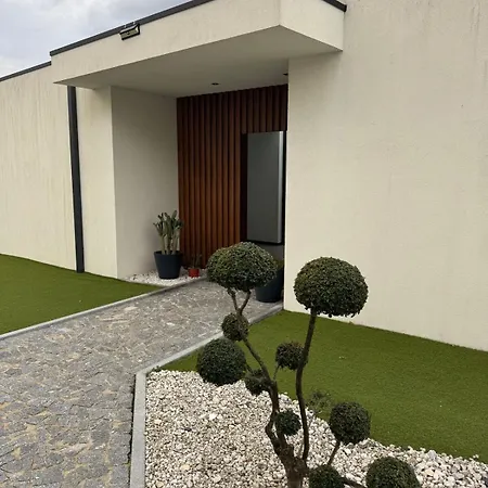 De Avec Piscine Semesterbostad